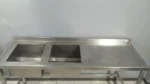 Mesa de 180x60x90 cm con Doble Pileta y Antiderrame - Imagen 2